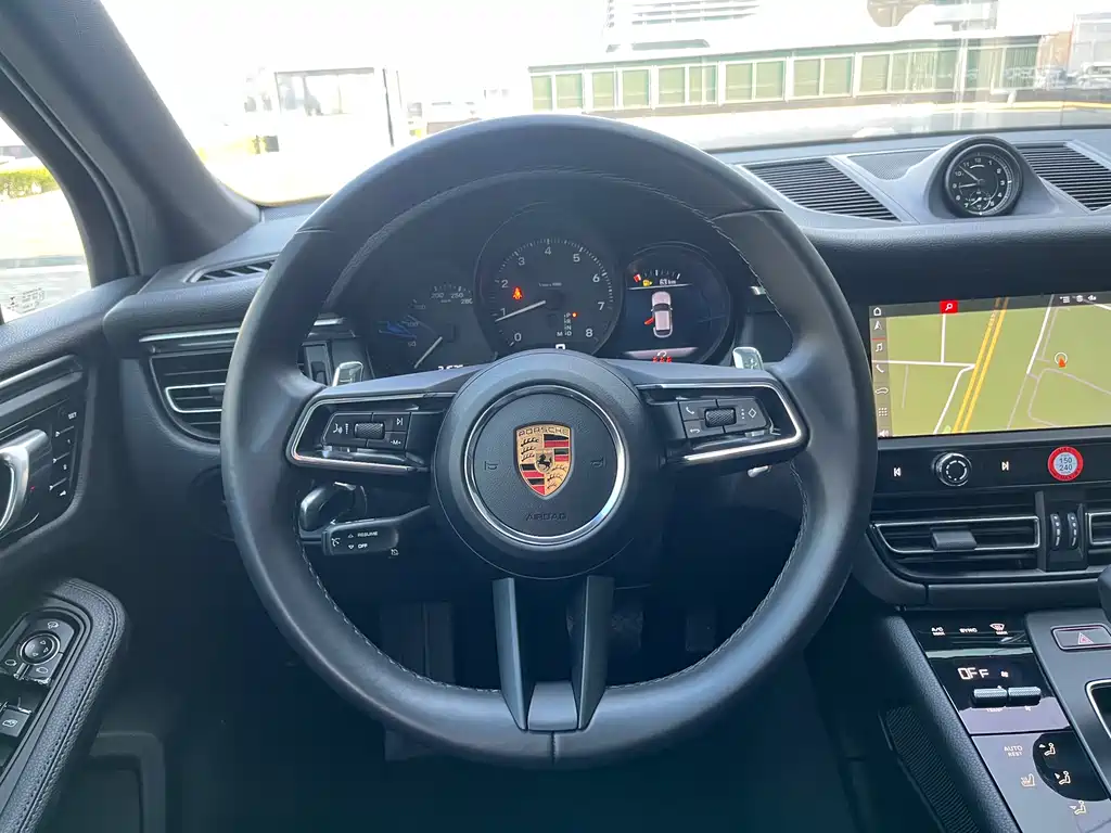 PORSCHE MACAN