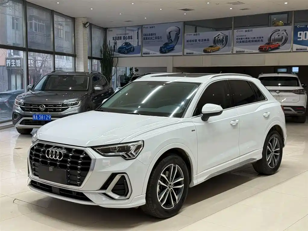 AUDI Q3