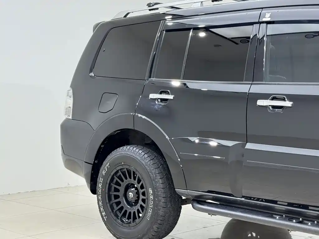Mitsubishi Pajero (Import) — миниатюра 19