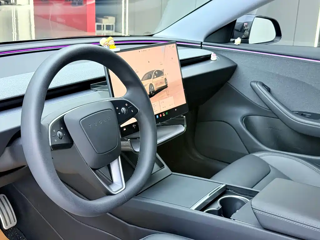 Tesla Model 3 — миниатюра 5