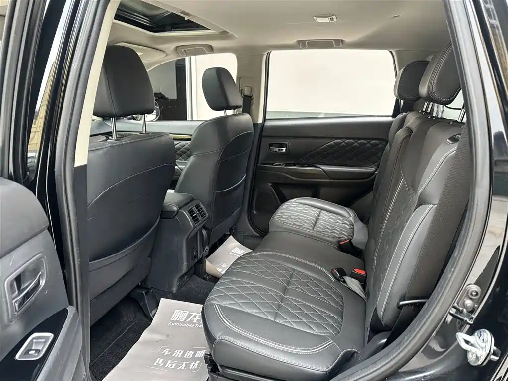 Mitsubishi Outlander 2021 2.4L 7 мест