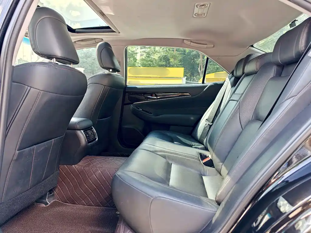 Toyota Crown — миниатюра 7
