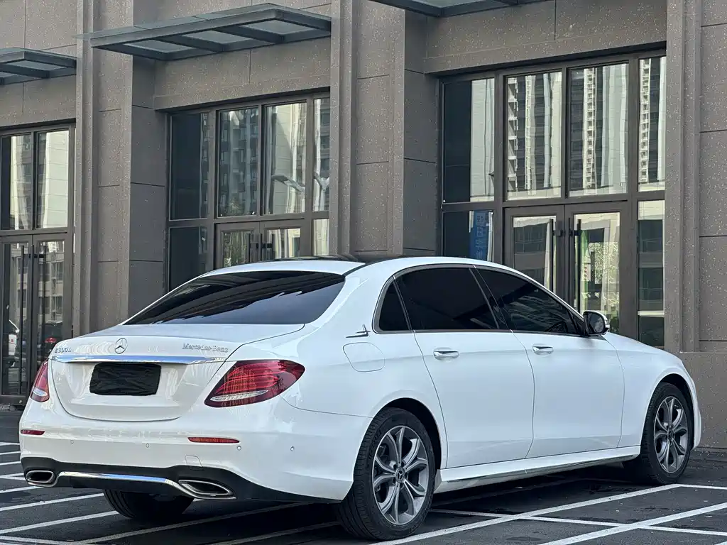 Mercedes-Benz E-Class — миниатюра 9