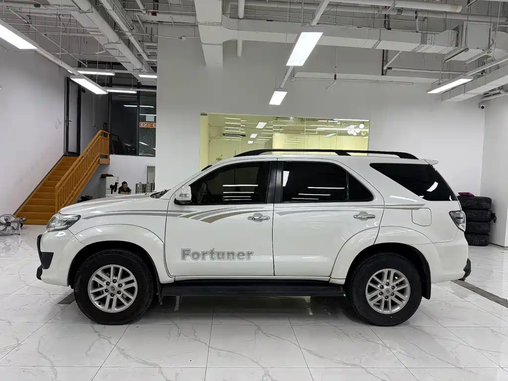 Toyota Fortuner — миниатюра 3