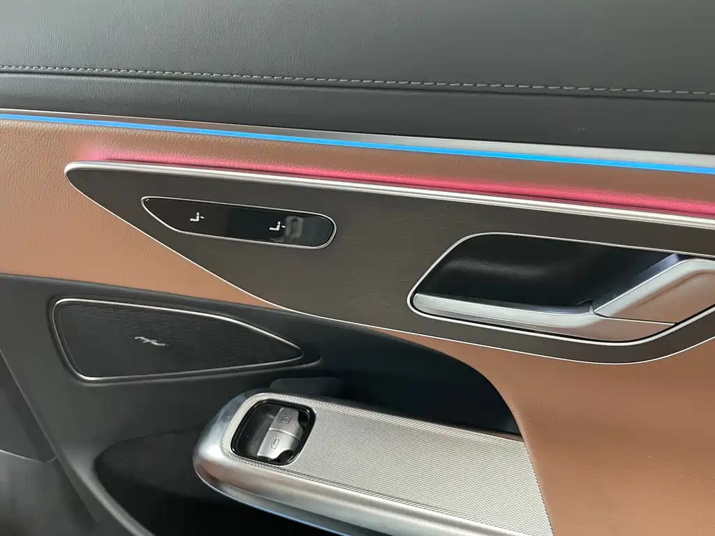 Mercedes-Benz E-Class — миниатюра 11