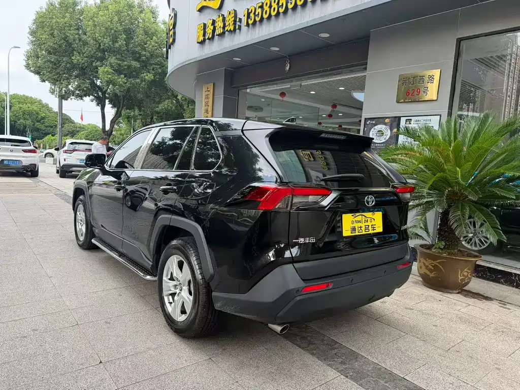 Toyota RAV4 — миниатюра 7