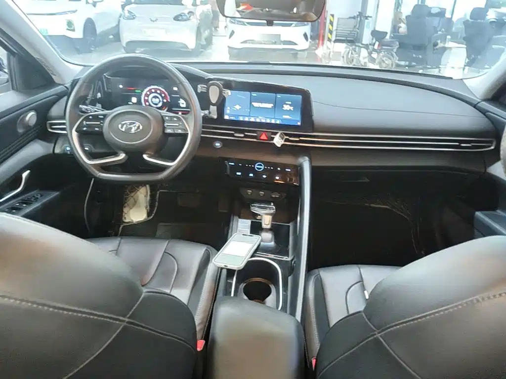 Hyundai Elantra — миниатюра 10