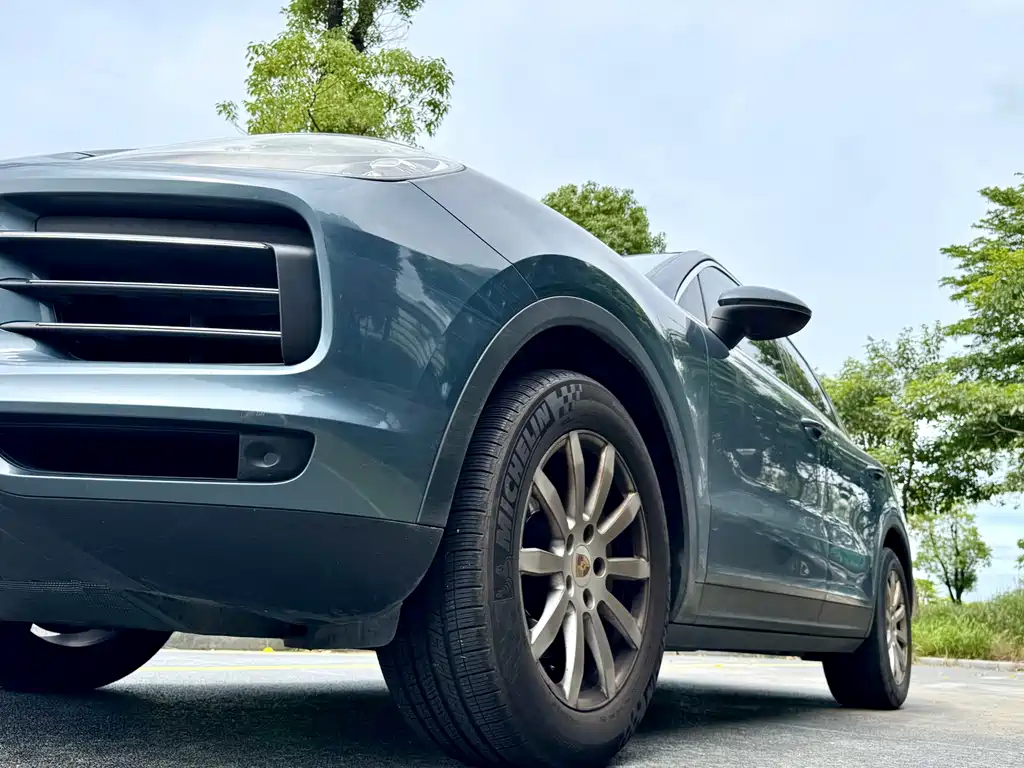 Porsche Cayenne — миниатюра 7