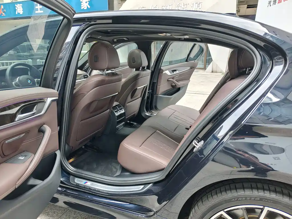 BMW 5 Series — миниатюра 10