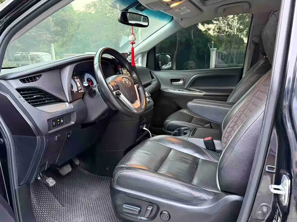 Toyota Sienna — миниатюра 6