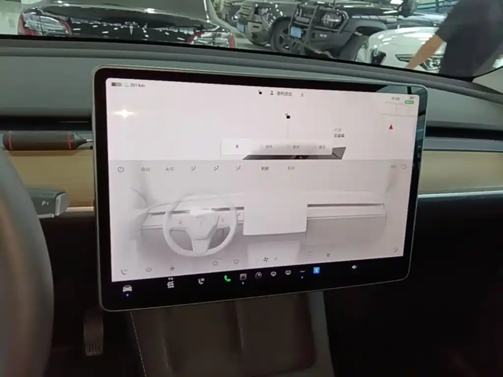 Tesla Model Y — миниатюра 13