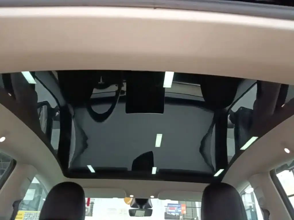 Tesla Model Y — миниатюра 18