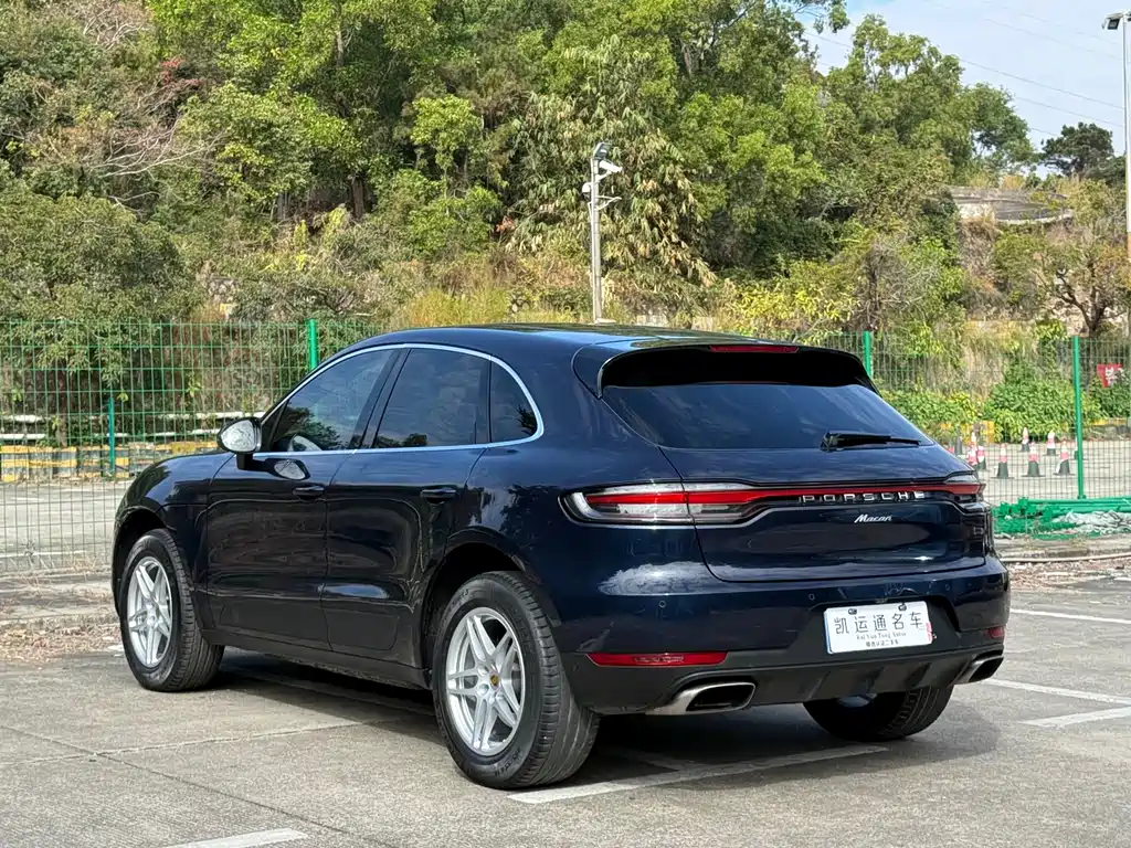 PORSCHE MACAN