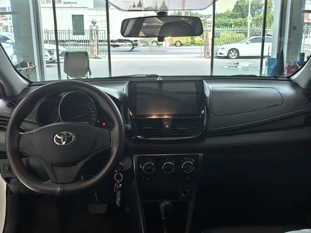 Toyota Yaris L — миниатюра 9