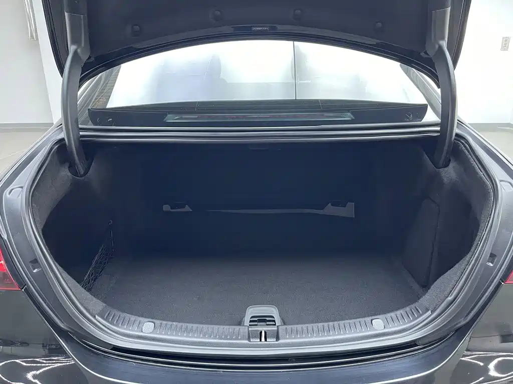 Mercedes-Benz E-Class — миниатюра 8
