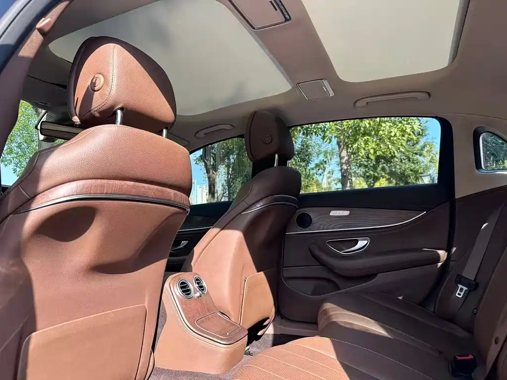 Mercedes-Benz E-Class — миниатюра 7