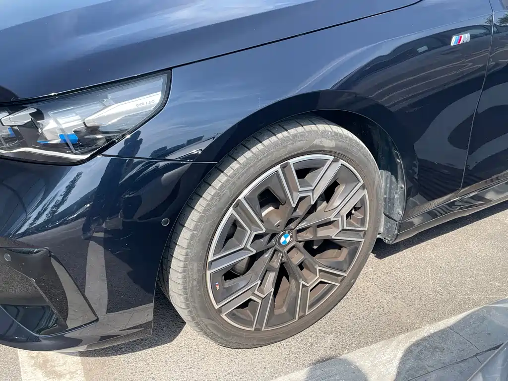 BMW 5 Series — миниатюра 9