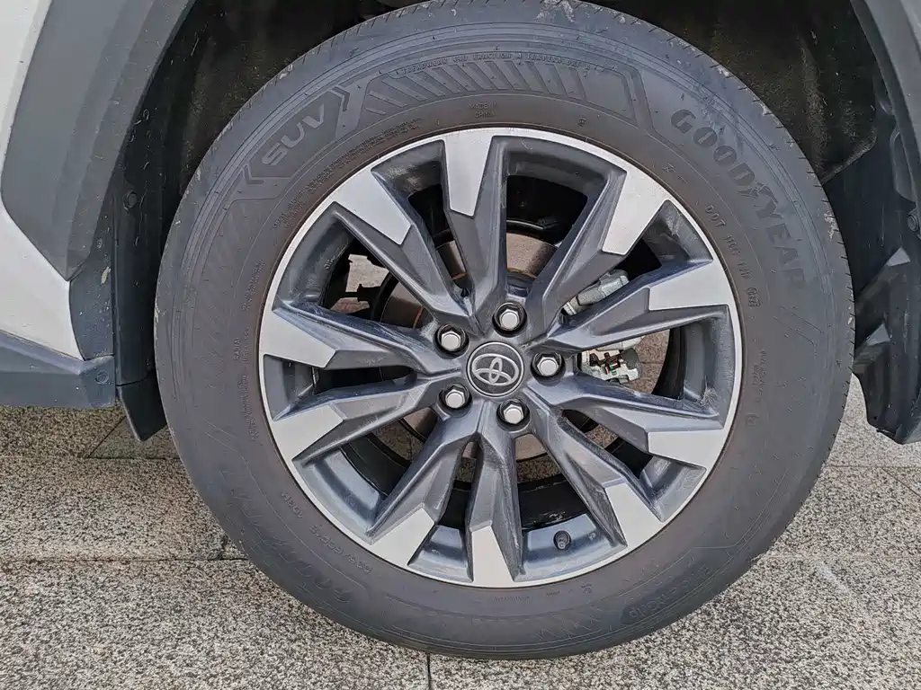 Toyota RAV4 — миниатюра 10