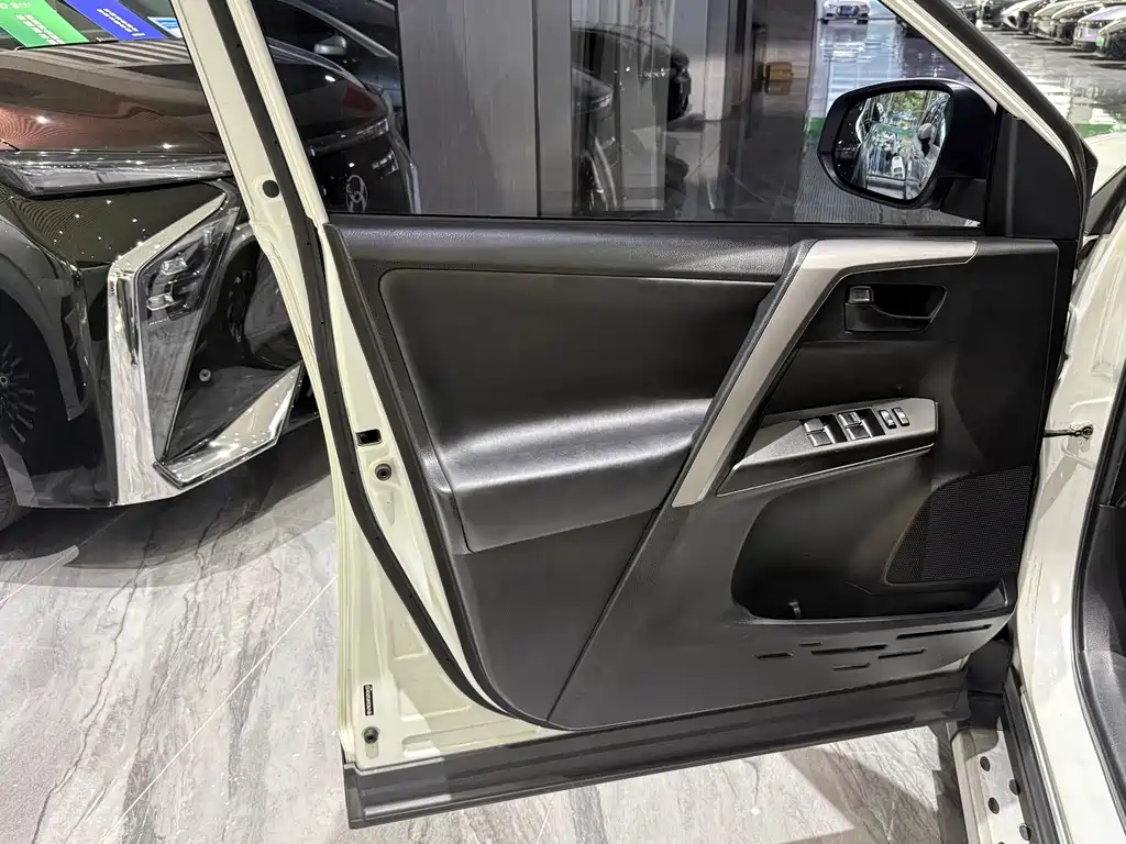 Toyota RAV4 — миниатюра 19