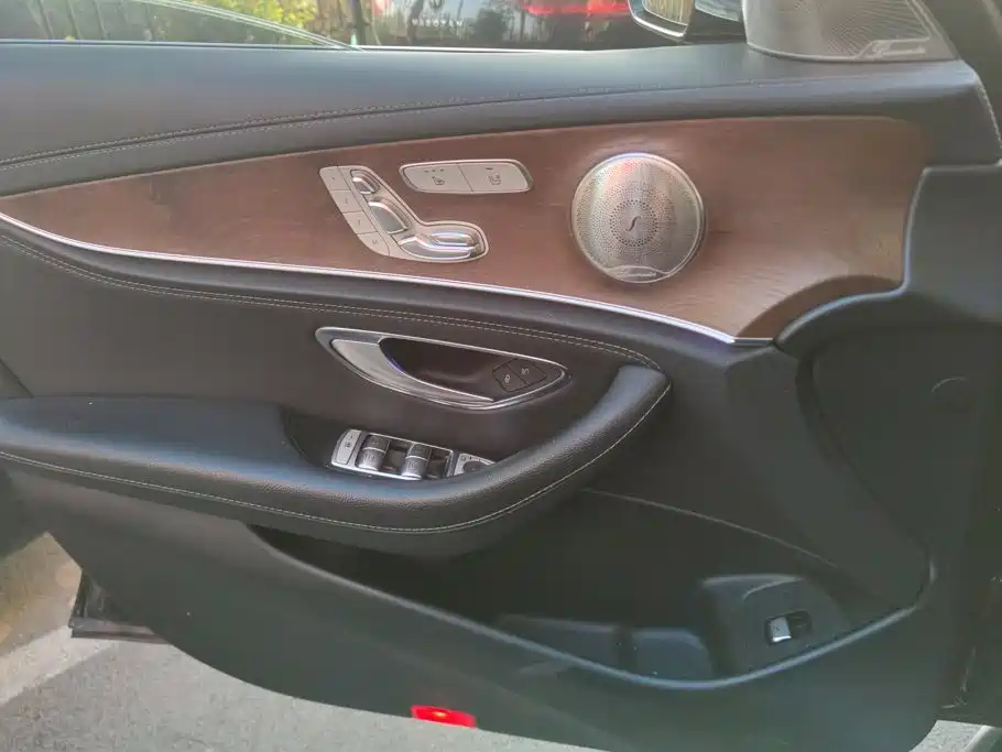 Mercedes-Benz E-Class — миниатюра 7