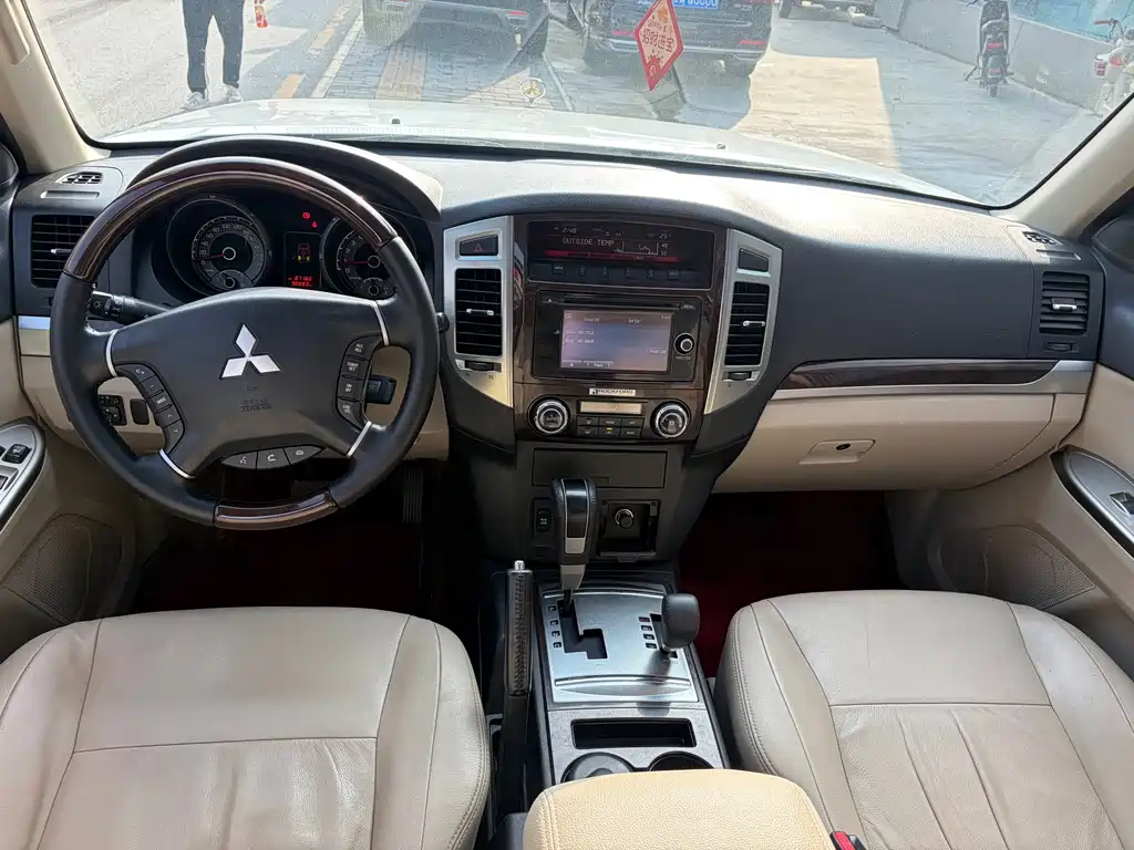 Mitsubishi Pajero (Import) — миниатюра 6
