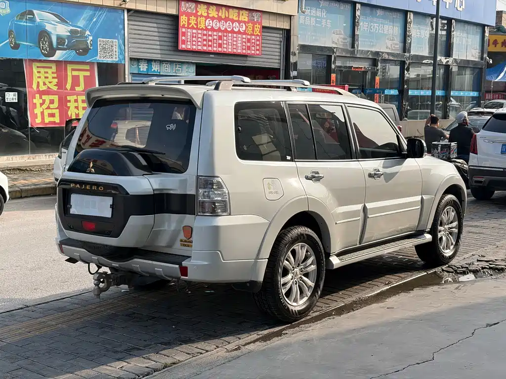 Mitsubishi Pajero (Import) — миниатюра 9