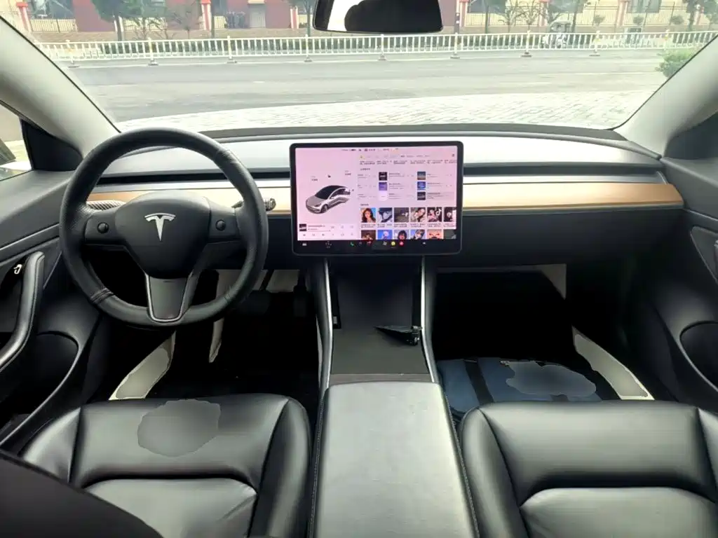 Tesla Model 3 — миниатюра 10