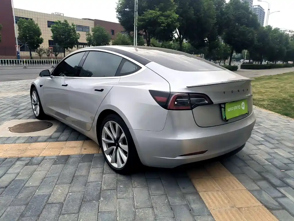 Tesla Model 3 — миниатюра 5
