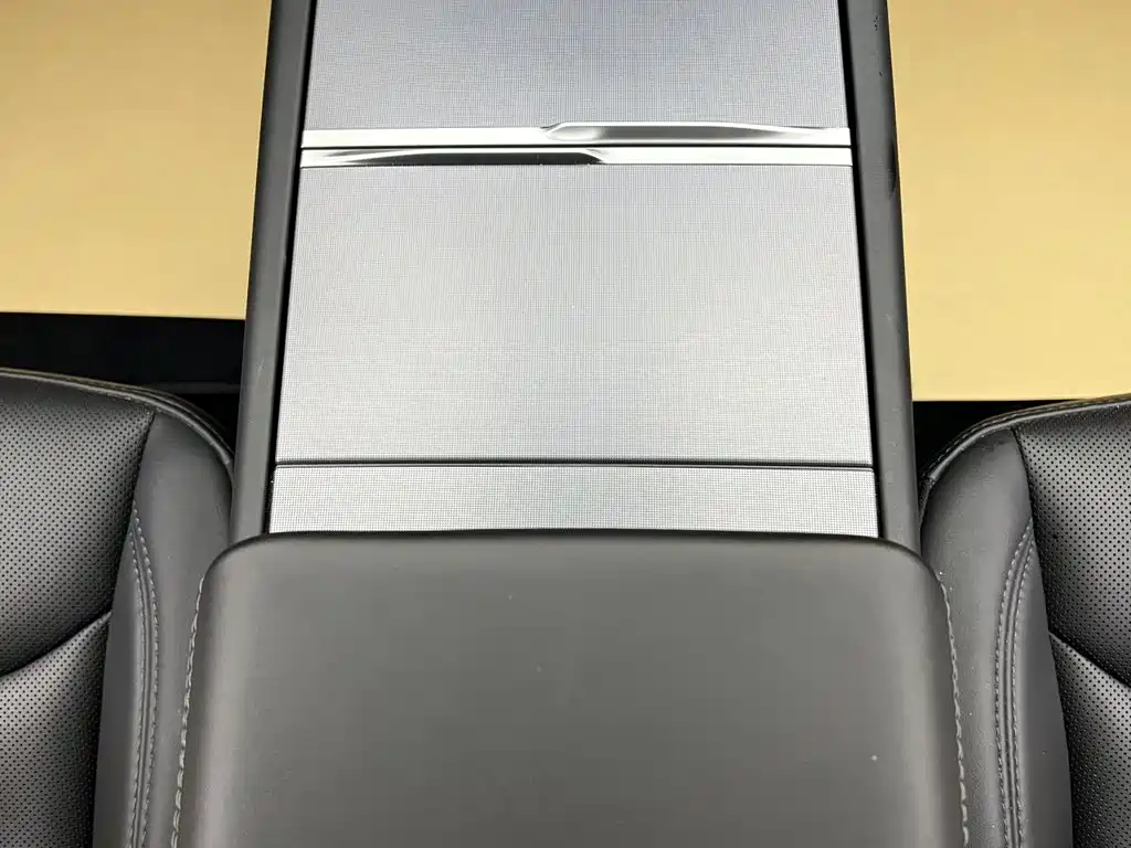 Tesla Model Y — миниатюра 13
