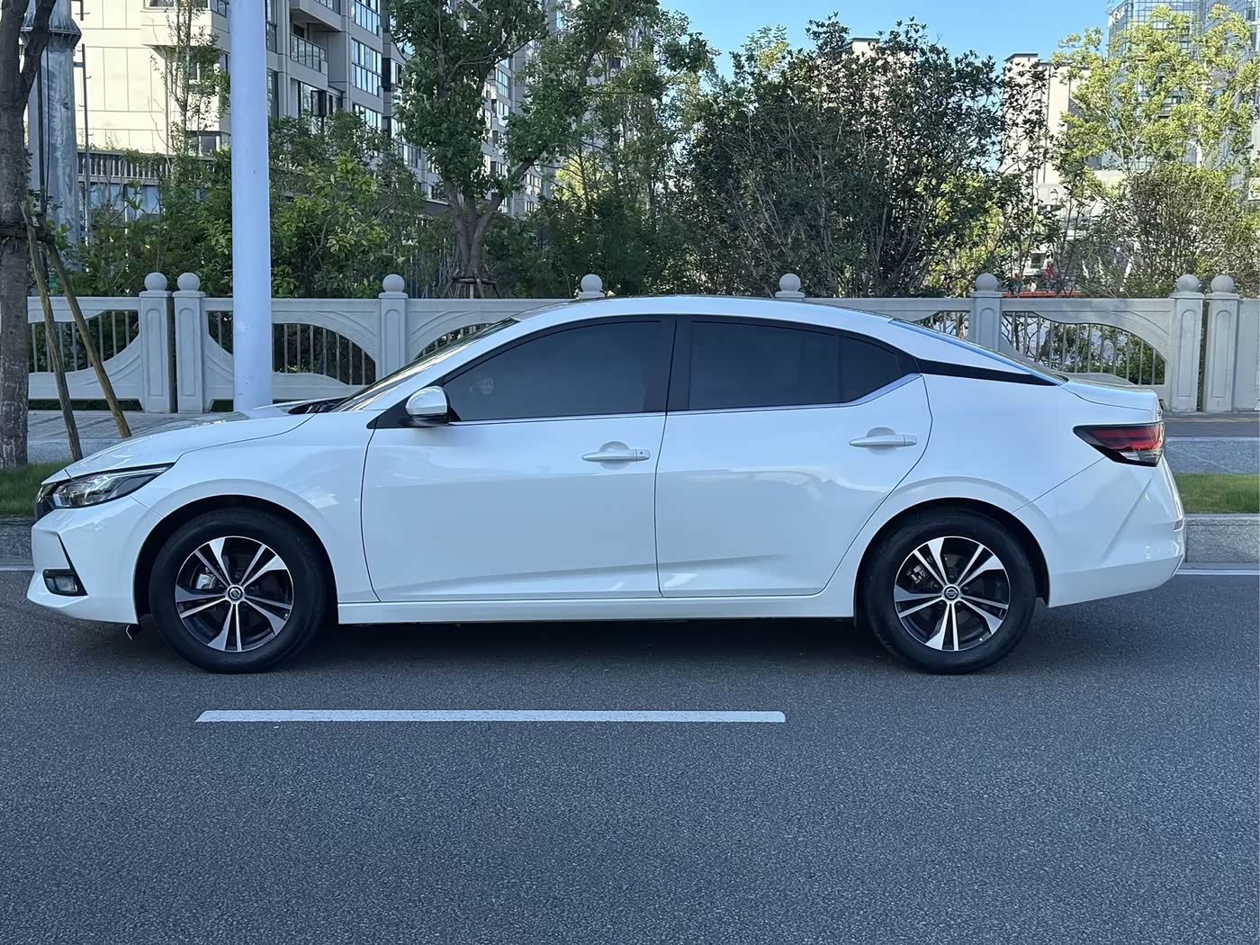 Nissan Sylphy 1.6 л 2023 г. Белый, пробег 15000 км