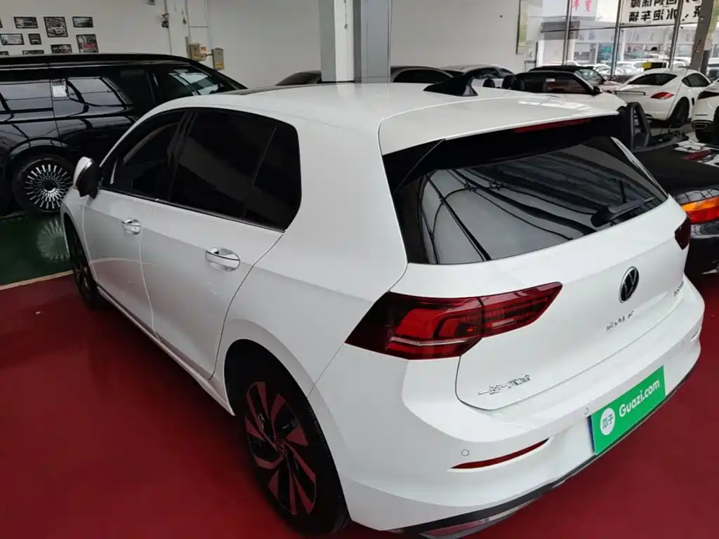 Volkswagen Golf 2025 300TSI Pro