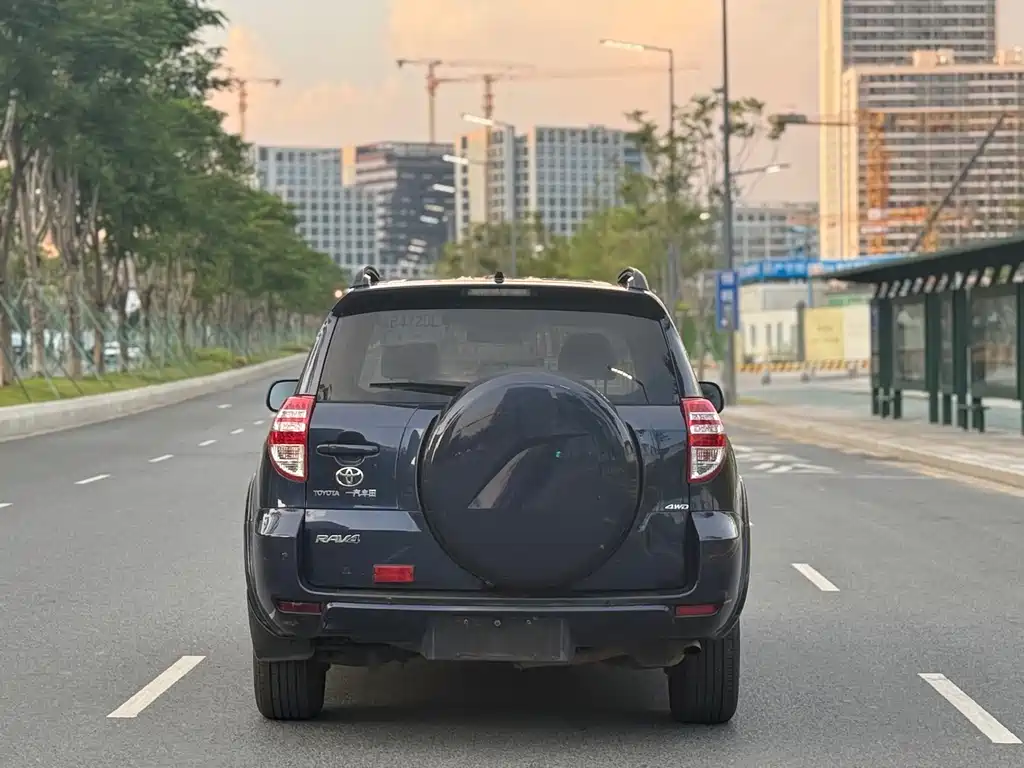 Toyota RAV4 — миниатюра 6