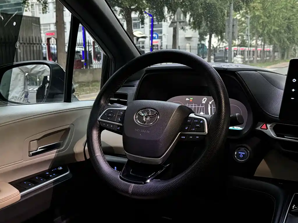 Toyota Sienna — миниатюра 10