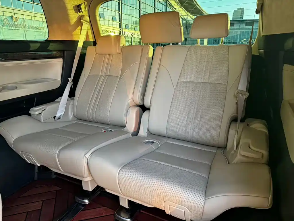 Toyota Alphard — миниатюра 13
