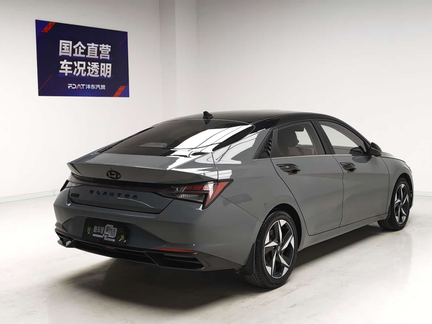 Hyundai Elantra 1.5 л 2021 г. Серебристо-серый, пробег 35000 км