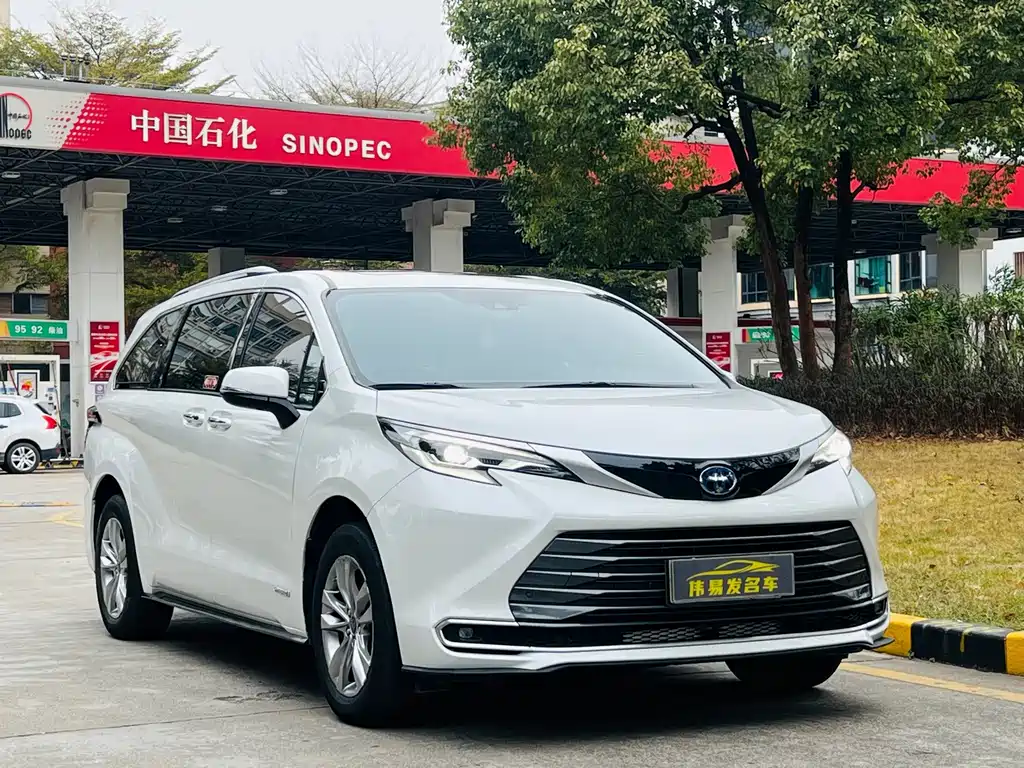 Toyota Sienna — миниатюра 2