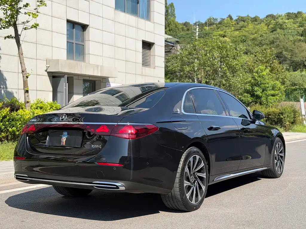 Mercedes-Benz E-Class — миниатюра 11