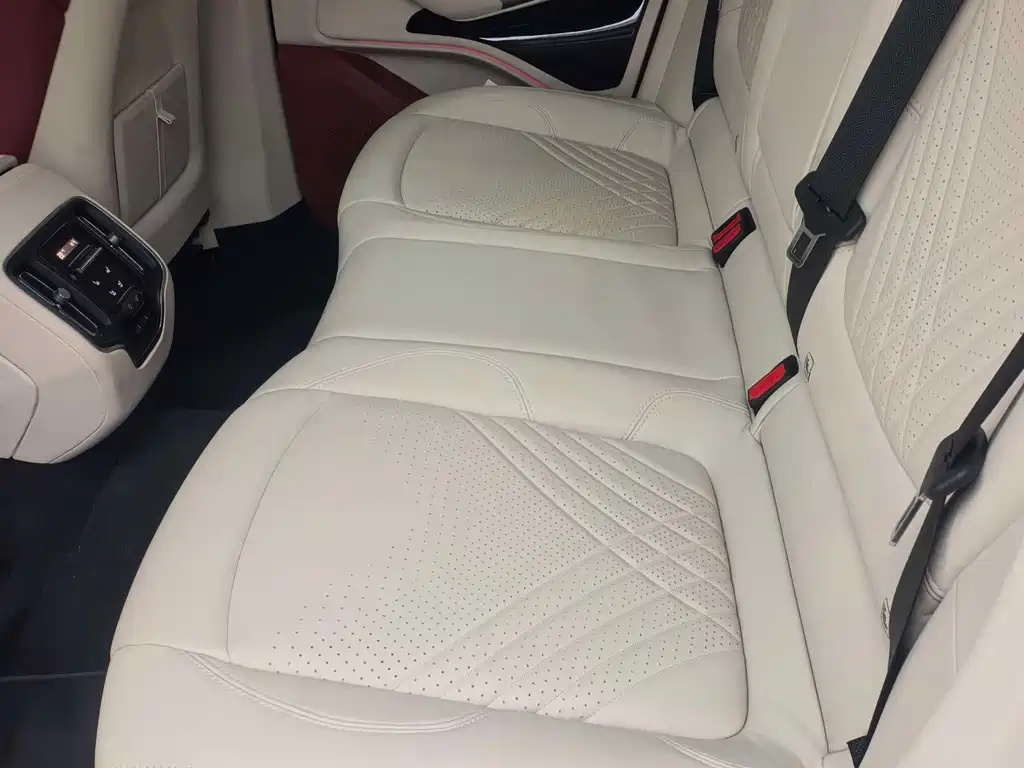 Aston Martin DBX — миниатюра 4