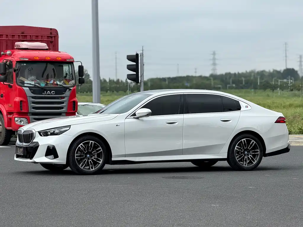 BMW 5 Series — миниатюра 10
