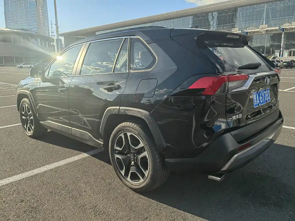 Toyota RAV4 — миниатюра 6
