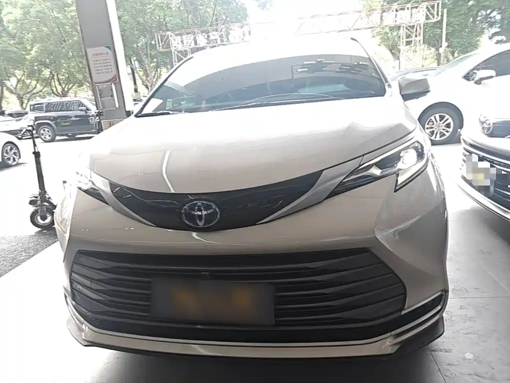 Toyota Sienna — миниатюра 3