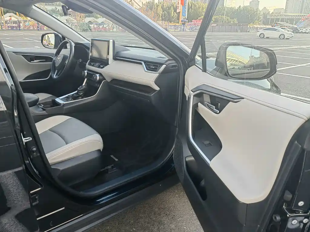 Toyota RAV4 — миниатюра 11