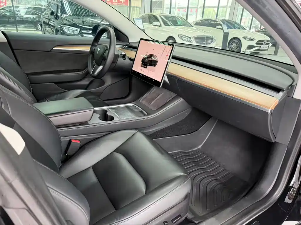 Tesla Model 3 — миниатюра 7