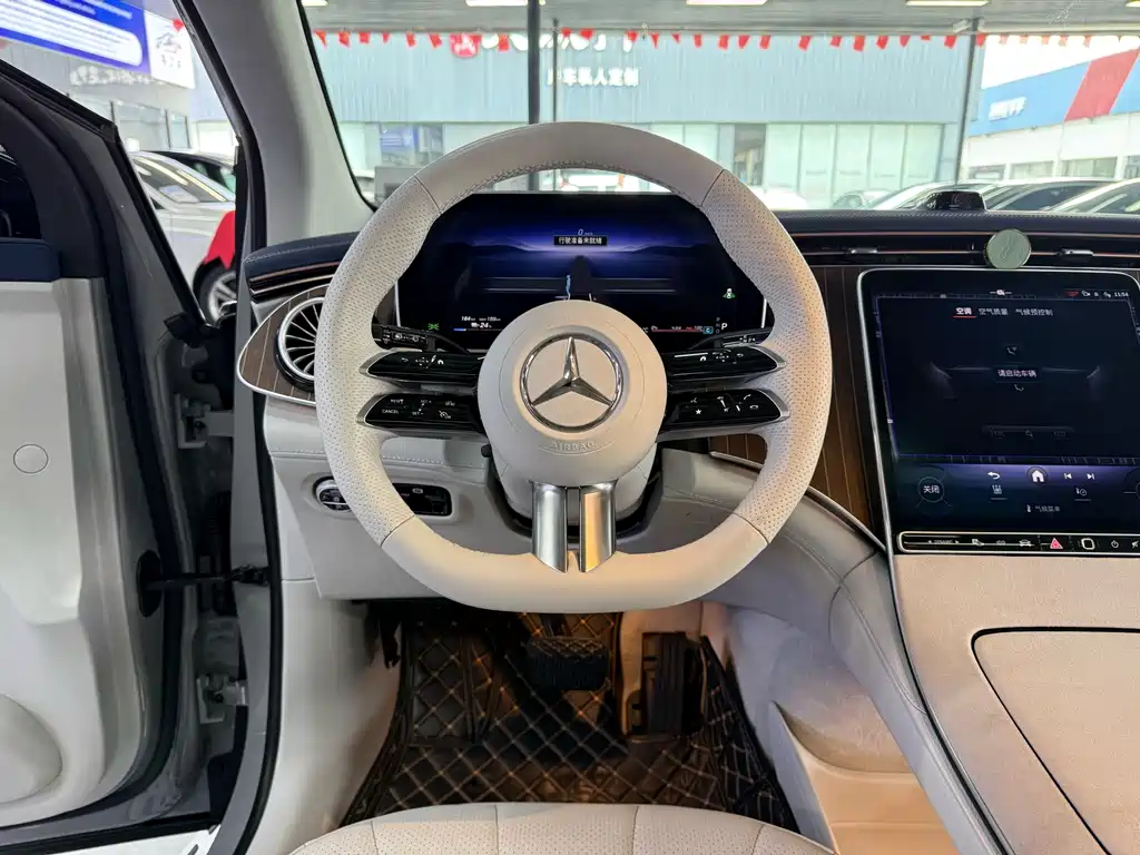 Mercedes-Benz EQE SUV — миниатюра 14