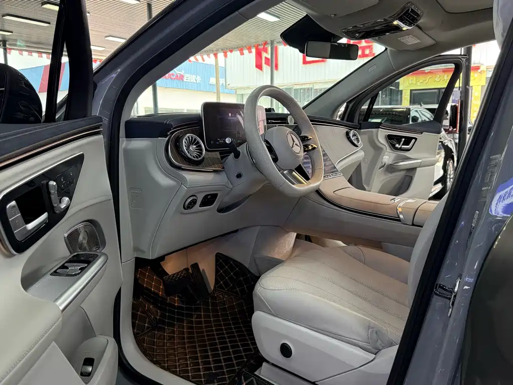 Mercedes-Benz EQE SUV — миниатюра 7