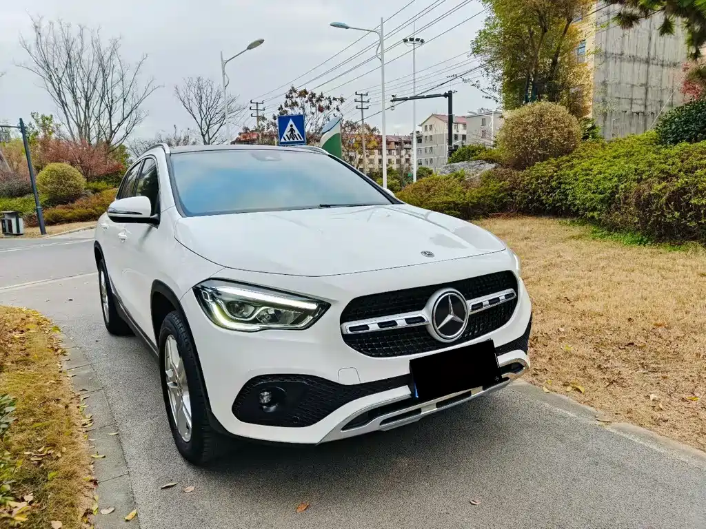MERCEDES-BENZ GLA