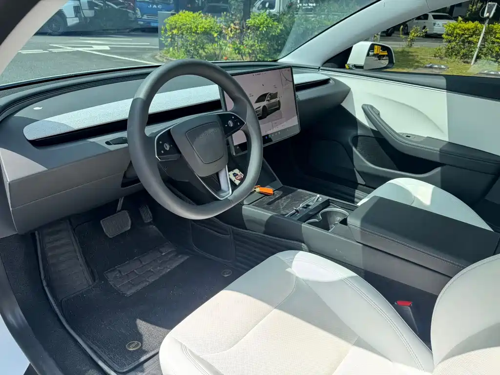 Tesla Model 3 — миниатюра 7