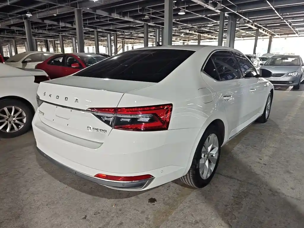 Skoda Superb — миниатюра 7