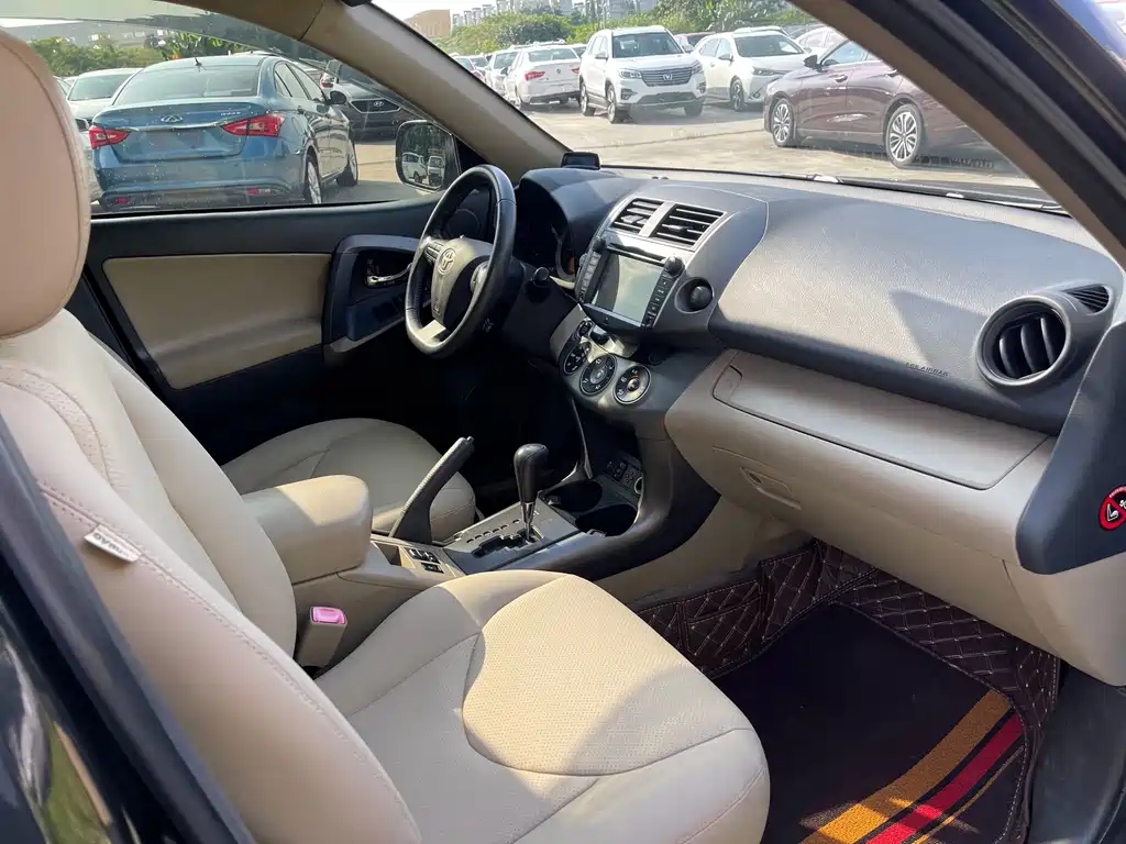 Toyota RAV4 — миниатюра 8