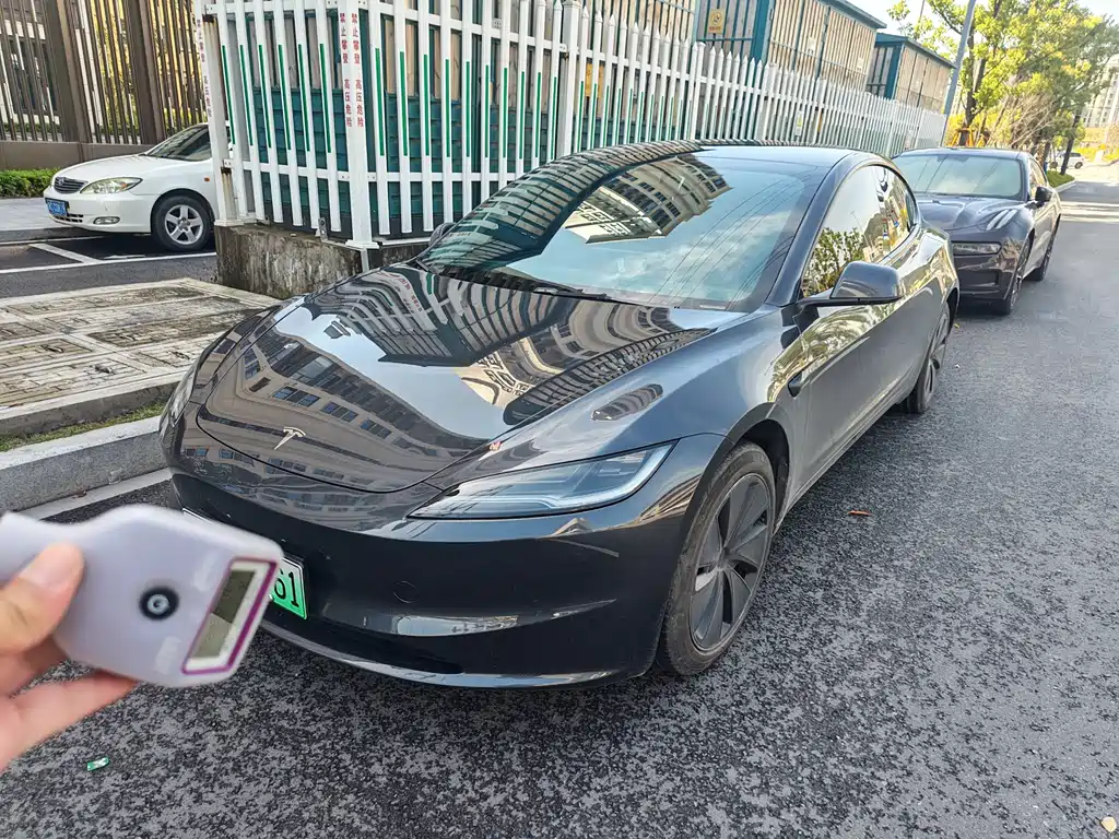 Tesla Model 3 2024